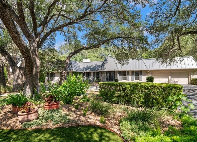 4-bedroom rental at 10106 N Manton Lane in San Antonio, TX — photo 4