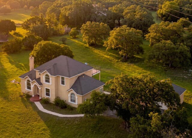 4-bedroom rental at 321 Lantana Rdg in Spring Branch, TX — photo 2