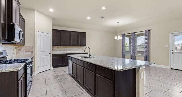 5-bedroom rental at 137 White Rock in Cibolo, TX — photo 5