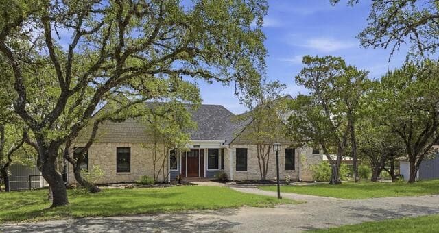 4-bedroom rental at 9003 Cedar Trl in Boerne, TX — photo 2