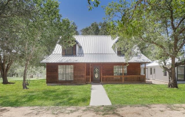 4-bedroom rental at 6721 Cr 401 in Floresville, TX — photo 1