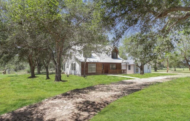 4-bedroom rental at 6721 Cr 401 in Floresville, TX — photo 2