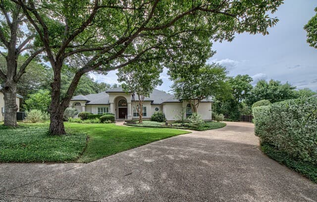 4-bedroom rental at 3903 Heights Hill Dr in San Antonio, TX — photo 2