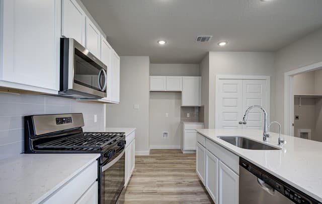 4-bedroom rental at 5535 Franklin Hills in Von Ormy, TX — photo 5