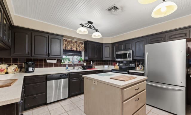 5-bedroom rental at 198 Encino Drive in Pearsall, TX — photo 5