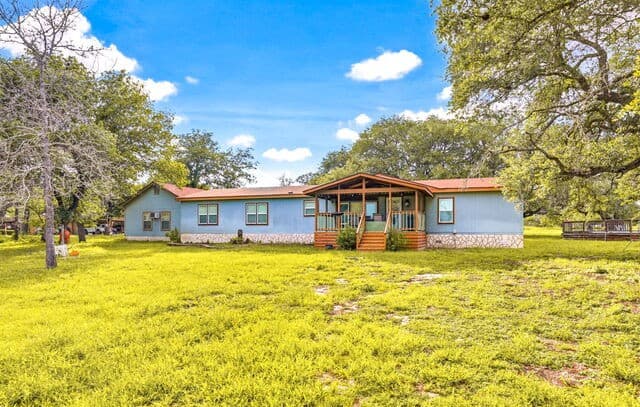 3-bedroom rental at 227 Misty Bnd in Floresville, TX — photo 2