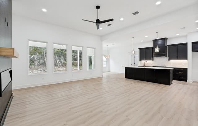 3-bedroom rental at 128 Mountain View Trl in Boerne, TX — photo 5