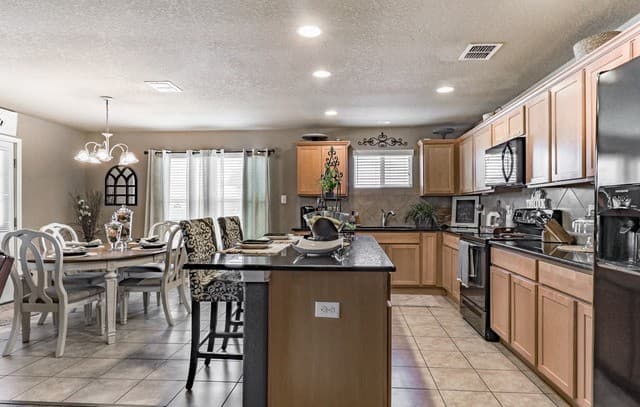3-bedroom rental at 615 Cadena Loop in Kenedy, TX — photo 4