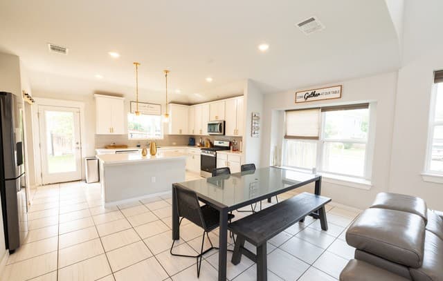 4-bedroom rental at 5127 Wells Park in Marion, TX — photo 5