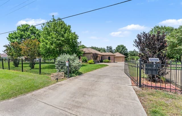 4-bedroom rental at 1379 County Road 4516 in Castroville, TX — photo 1