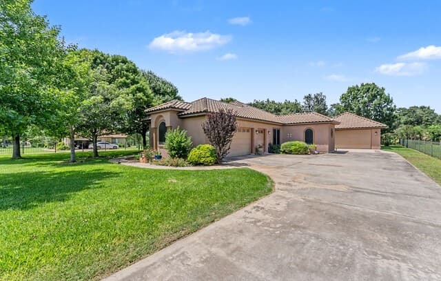 4-bedroom rental at 1379 County Road 4516 in Castroville, TX — photo 4