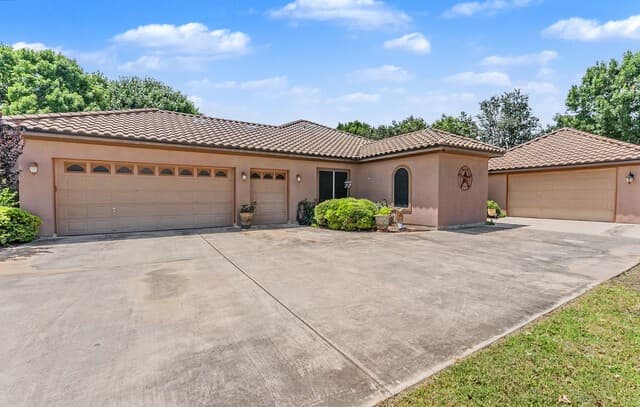 4-bedroom rental at 1379 County Road 4516 in Castroville, TX — photo 5