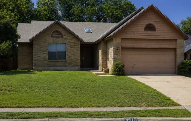 3-bedroom rental at 8419 Tiguex in Universal City, TX — photo 2