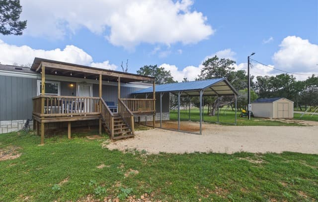 3-bedroom rental at 256 Nakomis Dr in Bandera, TX — photo 2