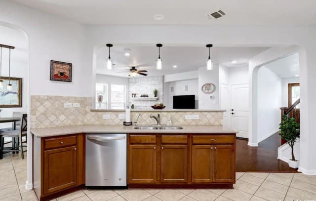 5-bedroom rental at 2911 Zurich in San Antonio, TX — photo 5