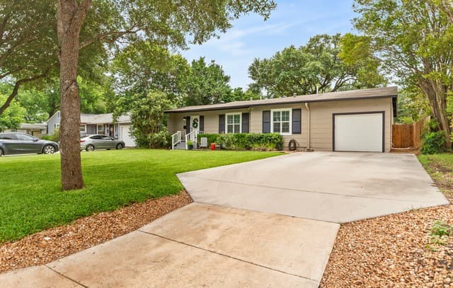 2-bedroom rental at 318 Brees Blvd in San Antonio, TX — photo 3