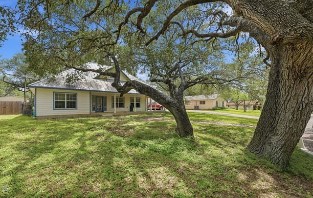 Home for sale at 325 Sollock in Devine, TX — photo 2