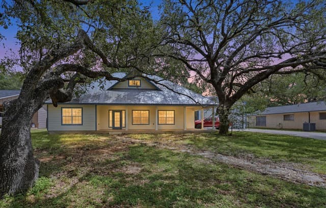 Home for sale at 325 Sollock in Devine, TX — photo 3