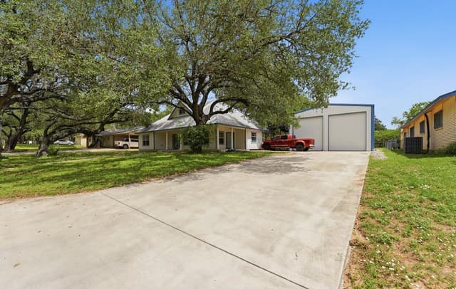 Home for sale at 325 Sollock in Devine, TX — photo 4