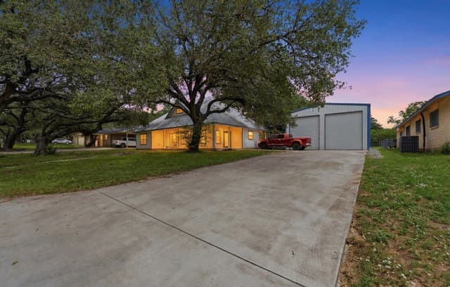 Home for sale at 325 Sollock in Devine, TX — photo 5