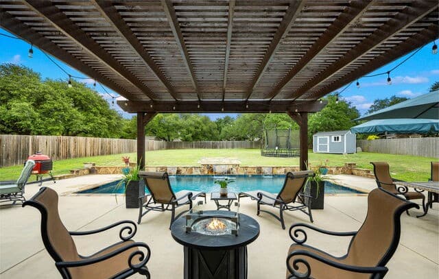 5-bedroom rental at 28906 Balcones Crk in Boerne, TX — photo 2