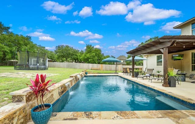 5-bedroom rental at 28906 Balcones Crk in Boerne, TX — photo 3