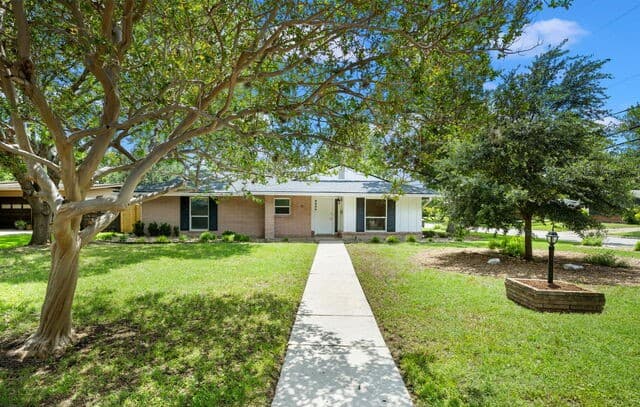 3-bedroom home for sale at 8235 Greenbrier in San Antonio TX