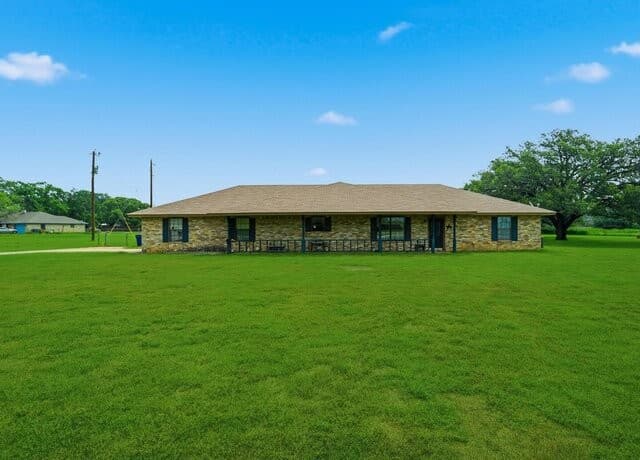 3-bedroom rental at 111 Mitch Thomas in Pleasanton, TX — photo 2