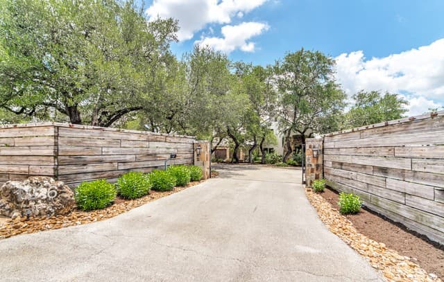 Home for sale at 126 S Tower Dr in San Antonio, TX — photo 3