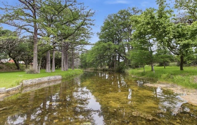 3-bedroom rental at 1275 Lacey Dr in Bandera, TX — photo 3