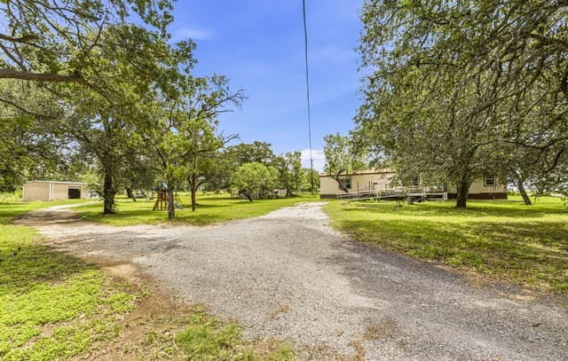 3-bedroom rental at 610 Blue Creek in La Vernia, TX — photo 2