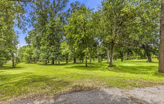 3-bedroom rental at 610 Blue Creek in La Vernia, TX — photo 5