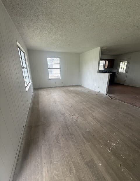 2-bedroom rental at 1025 Bowen St in Pleasanton, TX — photo 2