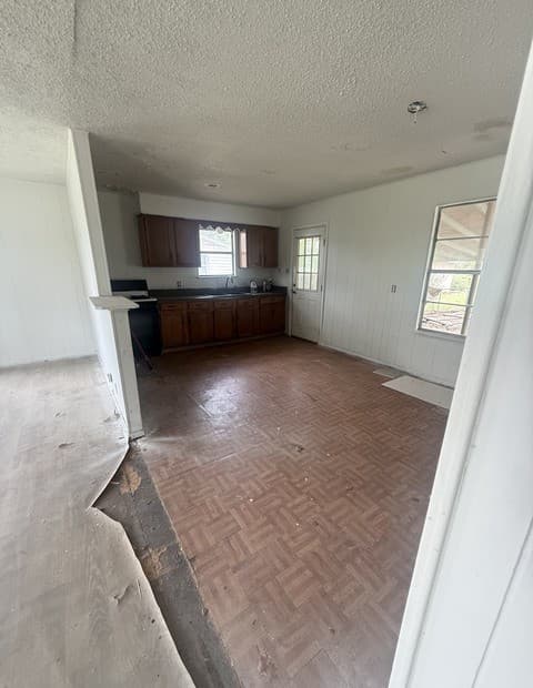 2-bedroom rental at 1025 Bowen St in Pleasanton, TX — photo 3
