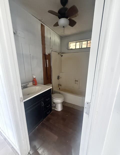 2-bedroom rental at 1025 Bowen St in Pleasanton, TX — photo 5