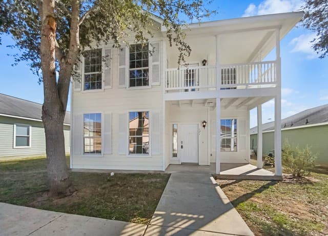 4-bedroom rental at 121 Lark Hill in Floresville, TX — photo 1