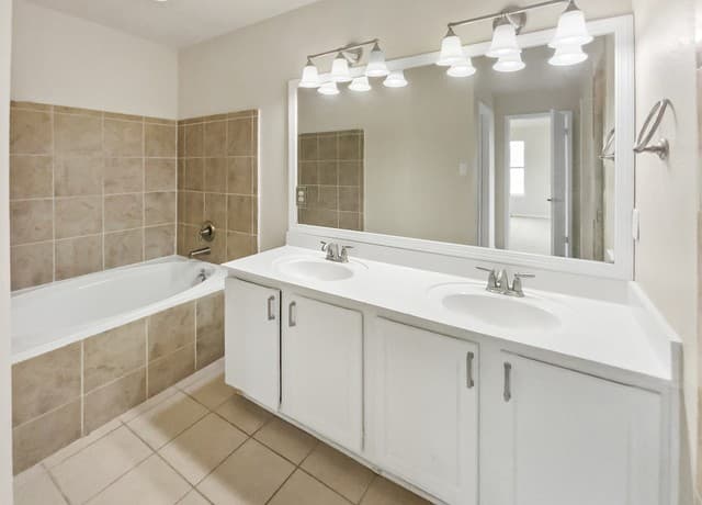 4-bedroom rental at 121 Lark Hill in Floresville, TX — photo 5