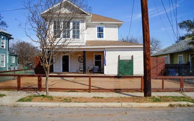 7-bedroom rental at 117 Yale in San Antonio, TX — photo 1