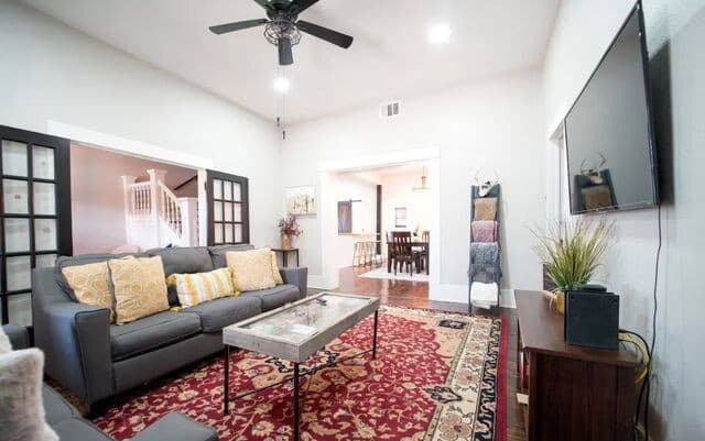 7-bedroom rental at 117 Yale in San Antonio, TX — photo 3