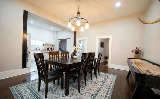 7-bedroom rental at 117 Yale in San Antonio, TX — photo 4