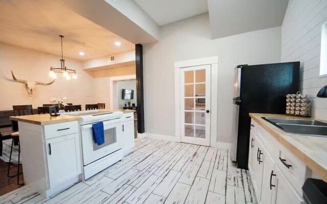 7-bedroom rental at 117 Yale in San Antonio, TX — photo 5