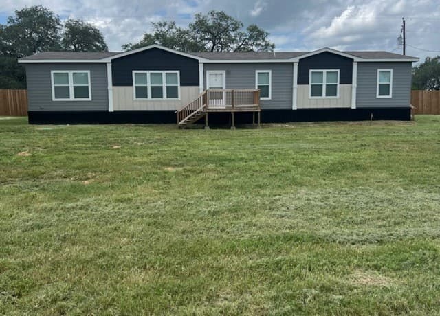 4-bedroom rental at 112 County Road 158 in Floresville, TX — photo 1