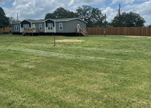 4-bedroom rental at 112 County Road 158 in Floresville, TX — photo 2