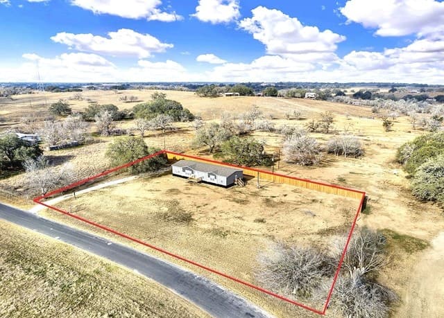 4-bedroom rental at 112 County Road 158 in Floresville, TX — photo 3