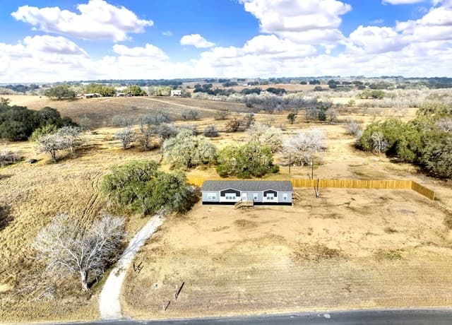 4-bedroom rental at 112 County Road 158 in Floresville, TX — photo 4