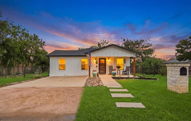 3-bedroom rental at 1511 Jackson St in Castroville, TX — photo 1