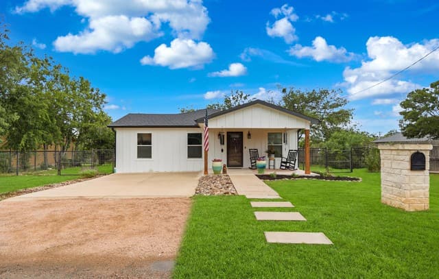 3-bedroom rental at 1511 Jackson St in Castroville, TX — photo 2