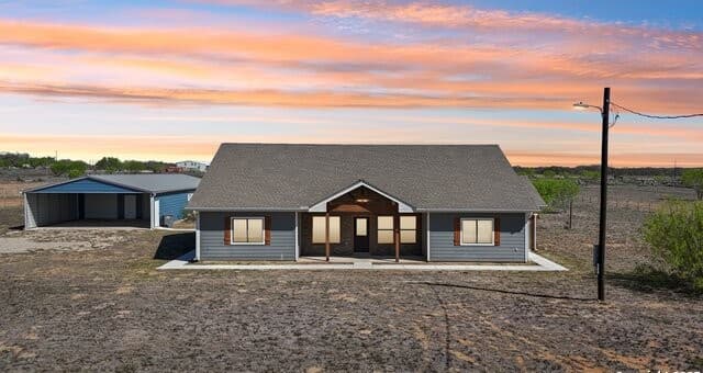 4-bedroom home for sale at 1783 County Road 7711 in Devine TX