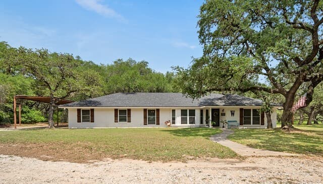 4-bedroom home for sale at 23 Sunrise in Pleasanton TX
