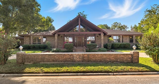 3-bedroom home for sale at 400 W Person in Stockdale TX